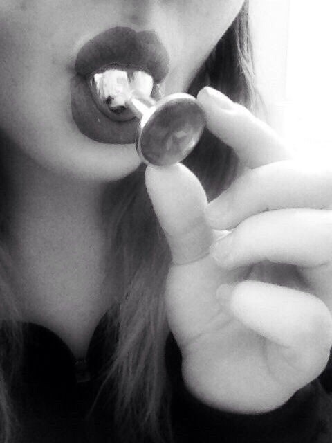 bemyvirtualobsession:  black-and-white-erotic-art: 😄  Where does it go Daddy?