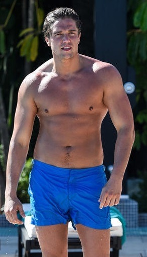 fat-male-celebrities:  Such a soft and round peer shape 