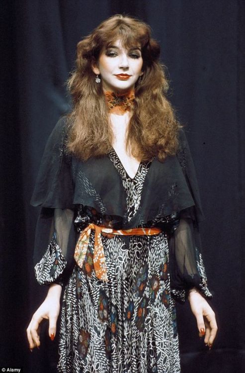 womenundertheinfluence:Kate Bush performing Wuthering Heights on Top Pop Dutch TV, 1978.