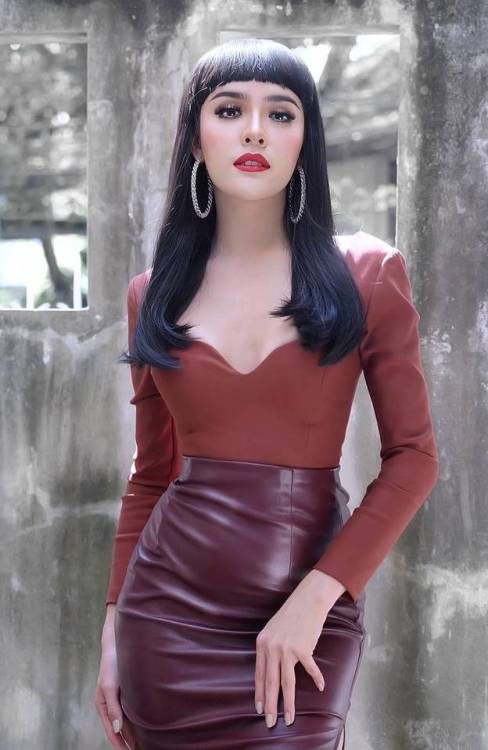 cutegurls77:  Nisamanee LertvorapongBreathtaking transgendered beauty from Thailand, better known as Nisamanee Nutt. Nisamanee is a fashion model, actress, publisher and advertiser of cosmetic products, and famous beauty queen in the pageant scene. 