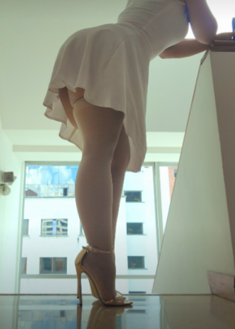penitento:  #curvy legs #stockings #heels
