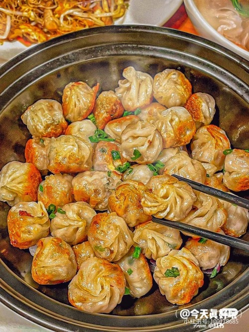 baozi包子, shaomai烧麦, liangxia凉虾, youtiao油条, tangyuan汤圆