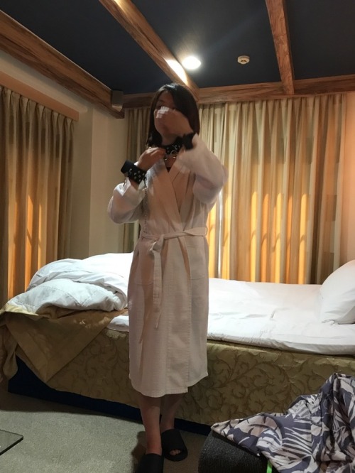 netoraretai: netoraretai: カーテンを開けて妻を晒しました。真面目でお堅い妻です。 誰かこの妻を寝取ってくれないかなぁ。S◯X漬けの処理専用の肉便器として扱ってもらいたいんだけ