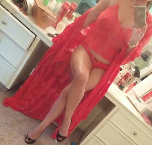 shyhousewife:  I feel so glamorous in this red