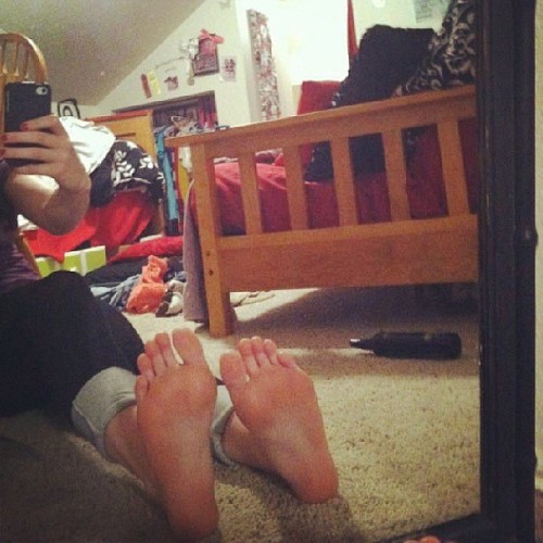 feetfinder2492:  Somebody please lick my sweaty bare feet! Girls DM me! #mirrorfeet #sweatyfeet #twi