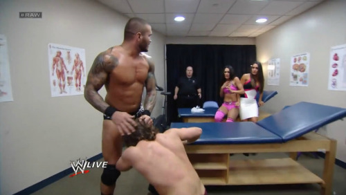 In front of The Bella Twins! Oh Randy you’re so bad! =P