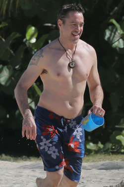 shirtlessmalecelebs:  Robert Downey Jr