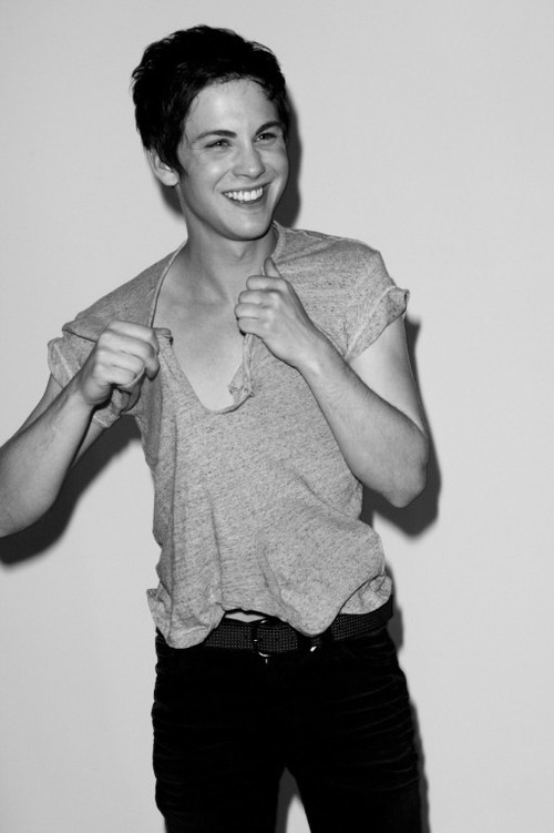no-more-ilove-yous:  Logannnn en We Heart It. http://weheartit.com/entry/83693212/via/norma_rmz