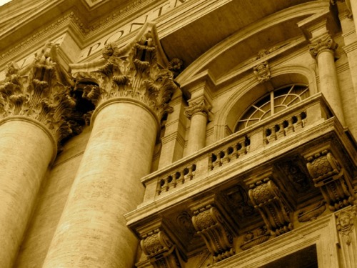 Balcone e pilastri corinzi, Città del Vaticano, 2009.