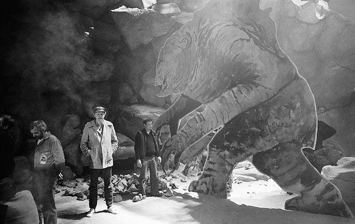 themakingofstarwars:  Muren (just off the plane) on set with the life-sized rancor