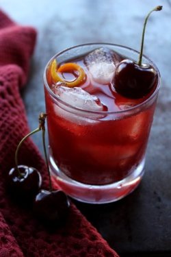 hoardingrecipes:   Sweet Cherry Manhattan 