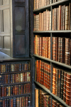 enchantedengland:  evocativesynthesis: St John’s College Old Library - Corner Shelf (by ben.gallagher) enchantedengland: St John’s College, Cambridge University, England, now has six of Sir Isaac Newton’s works on gravity and calculus available