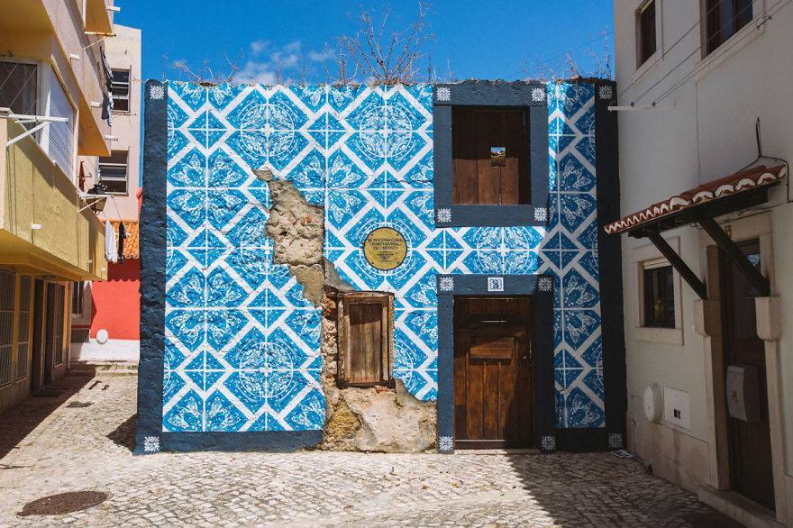 ragnar-rock:  Portuguese artist creates street art Inspired by traditional portuguese