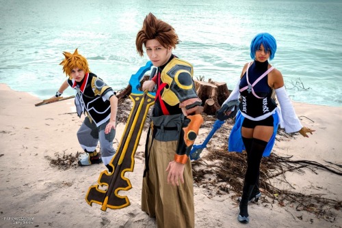 mystic-rumors:  Pictures from the KH photoshoot! It was really beautiful out there and everyone looked fantastic! Aqua is definitely one of my favorite cosplays to do.   Photos courtesy of @papanotzzi 