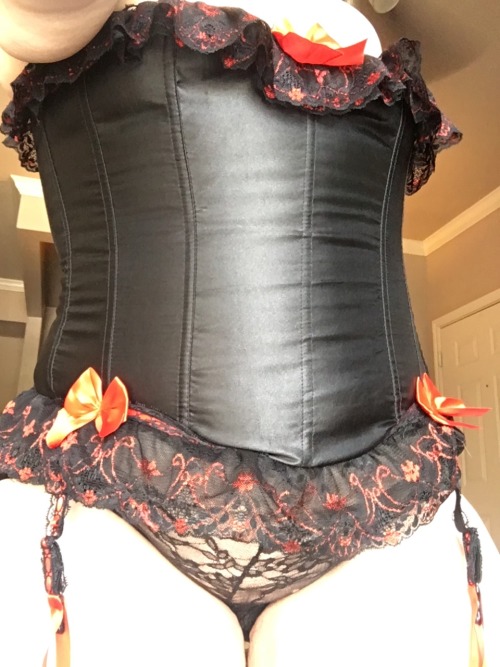 cathyishisdeliciouslittleslut:  Feeling a bit of leather and lace today….