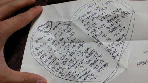 humans-of-seoul:  “Actually I haven’t had a deep discussion with my dad about how I should live my life, although my dad looked a little bit worried about me. So one evening, I decided to talk to with my dad and told him I really want to have an honest