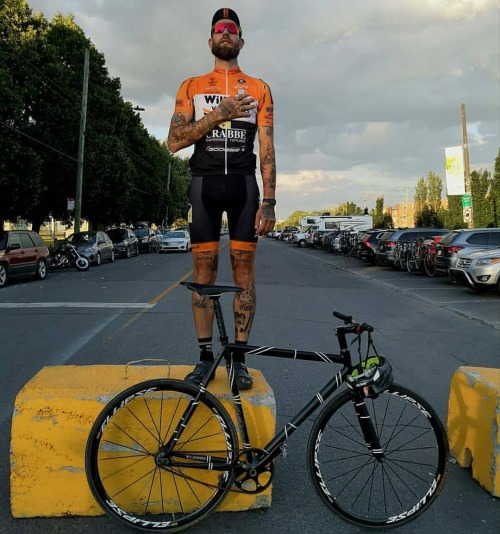 javi-ballestero:@jean_paul_gaucher #fixero #fixieboy #pistero #fixierider #fixed (en Montreal, Quebe