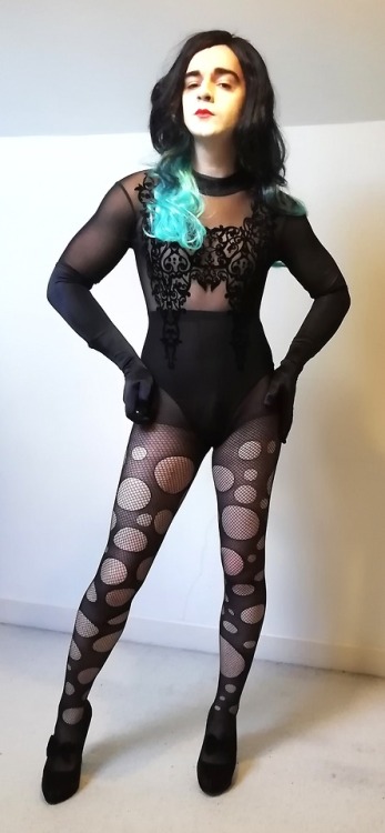 mariesvanitybin: Couldn’t afford a decent Halloween costume so I just covered my self in nylon and a