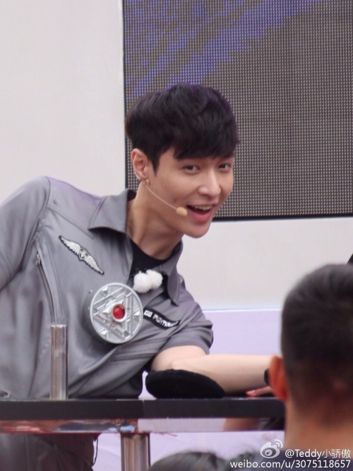 dailyexo: Lay - 150509 Go Fighting recording Credit: Teddy小骄傲. (极限挑战)