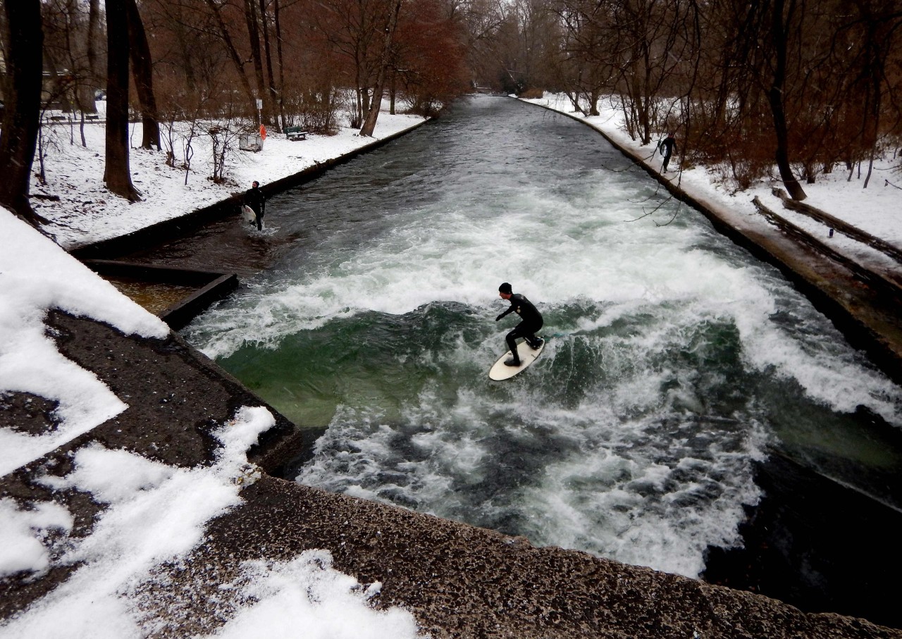 SURFEAR EN EL RÍO. Los surfistas de Múnich encuentran cada día su “la ola perfecta” bajo uno de los puentes que cruza el río Eisbach. Ese río es artificial y atraviesa el Englischer Garten (‘Jardín Inglés). Nadar en él está prohibido y, por supuesto,...