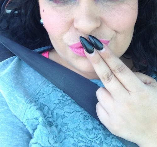hipsncurvesplus:  Car ride !
