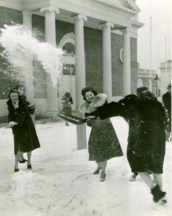 maudelynn:  New York City World’s Fair Employees Have a Snowball Fight c.1939 