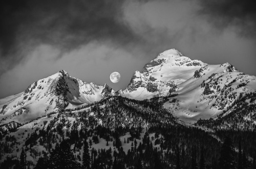 Moon over my Tetons @zeisenhauer