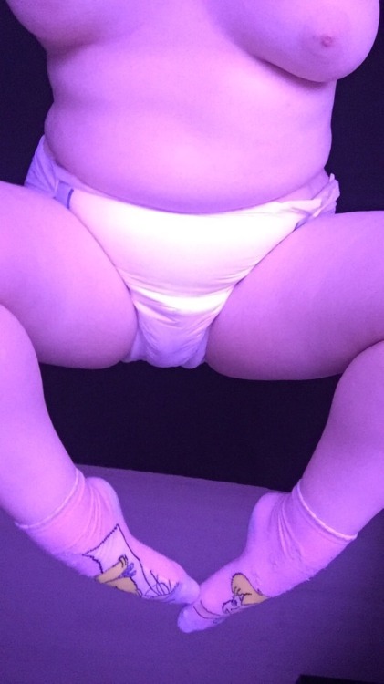chubbywetprincess:  Got diapered for snapchat challenge #2: peeing in a diaper for one full minute! 