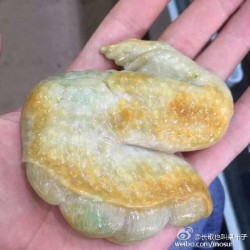 fuckyeahchinesefashion:  Chicken wing sculptured from a piece of jade @长歌也叫桌布子   The same craftsmanship with 翠玉白菜Jadeite Cabbage and 肉形石meat stone