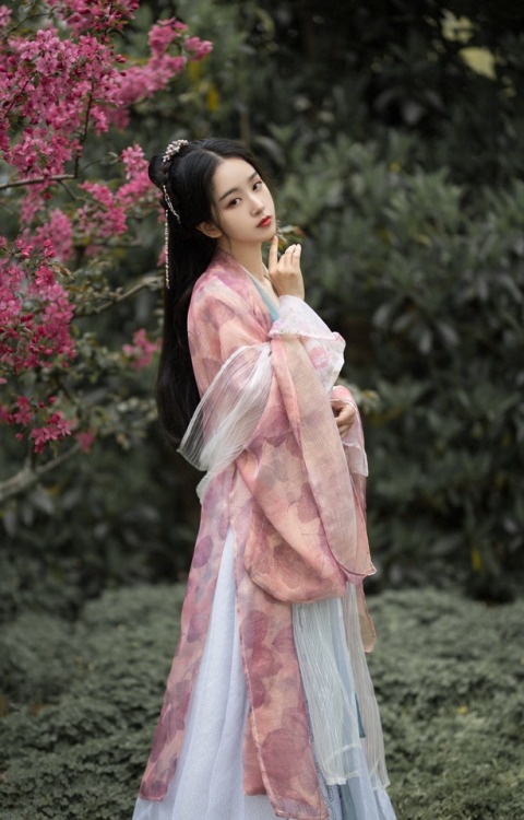 ziseviolet:“江南烟雨雾青色。”Traditional Chinese Hanfu photography via 夏弃疾_. Hanfu from 彩云间 and 云舒院. She is 
