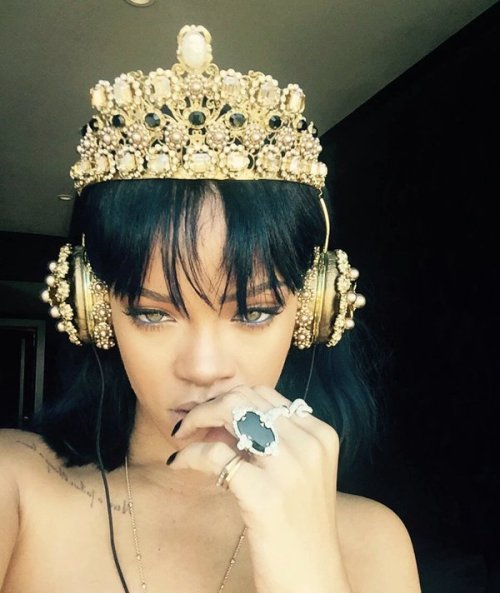 nya-kin:Rihanna wore a pair of $9,000 headphones and the next day they’re completely sold out, her i