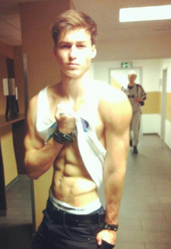 texasfratboy:  showing off his ripped abs in a college hallway - hot! 