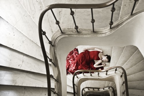 Porn Pics palavre:  Red on the Staircase