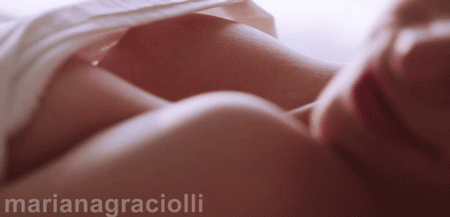 marianagraciolli:  Mari Graciolli acordando lindamente (GIF em HD).