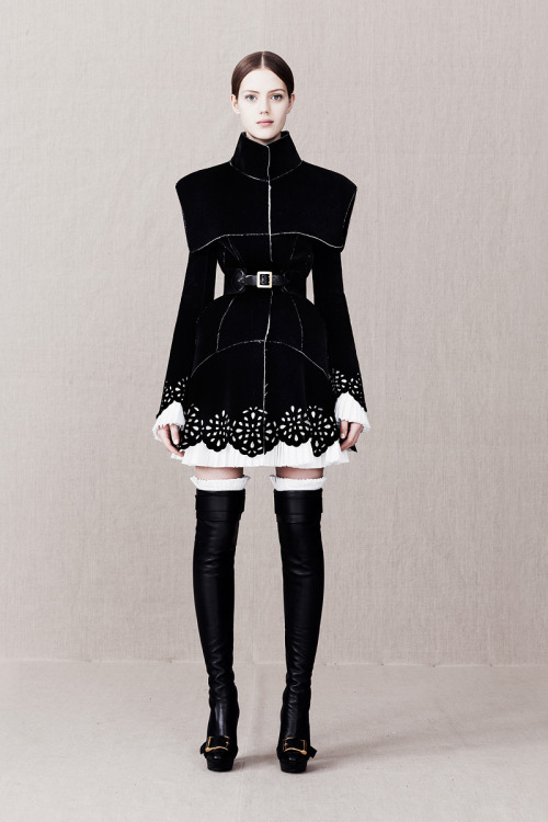 othercat2:io-from-mars:Alexander McQueen Pre-Fall 2013Wow. I have never had a “yes want” reaction to