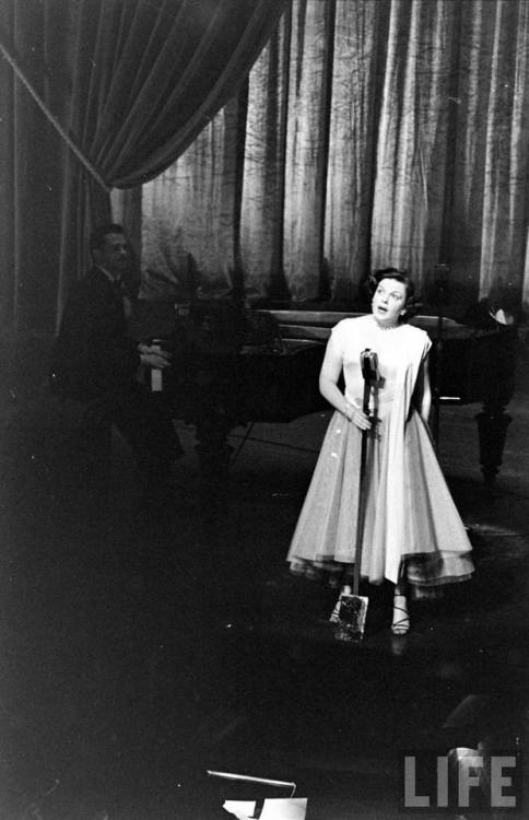 Judy Garland at the London Palladium(Cornell Capa. 1951)