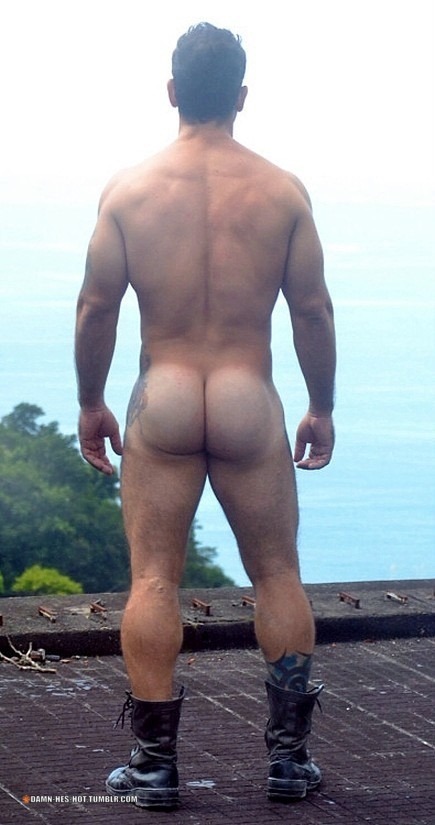 gr8kingofhearts:  damn-hes-hot:  DAMN HE’S HOT! Follow for daily pics of hot men