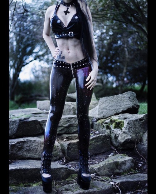 punkgoth666:Ausrie 💜🖤💜