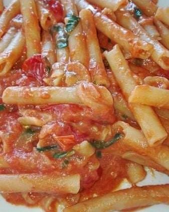 Ziti spezzati allo scarpariello
Ricetta di Maria Di Muro
Per gli ziti
Ingredienti :
500 g di ziti
500 g di pomodorini pachino
Olio evo
Uno spicchio di aglio
1 peperoncino
200 g parmigiano grattato con 100 gr di pecorino
abbondante basilico...