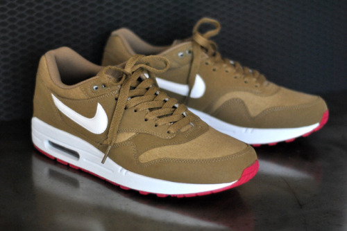 sneakerphotogrvphy:  Nike Air MAx 1 - Brown / White - Available @ SNKRS.COM by www.snkrs.com on Flickr. 