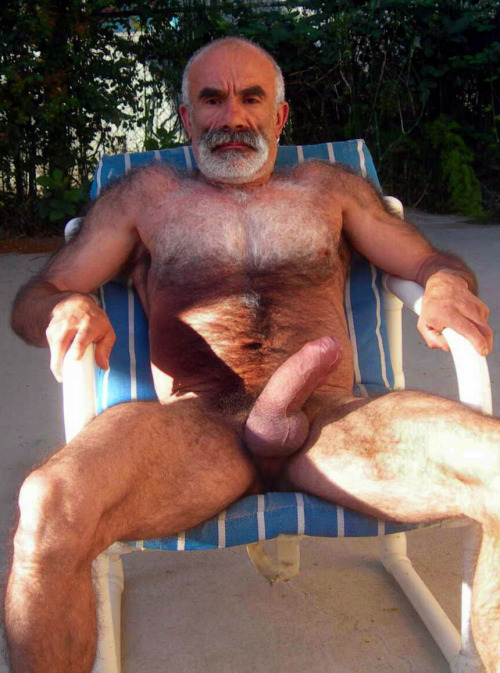 madurosarg:  angrystudentmentality-38152c7c:  Perfect daddy..  😍