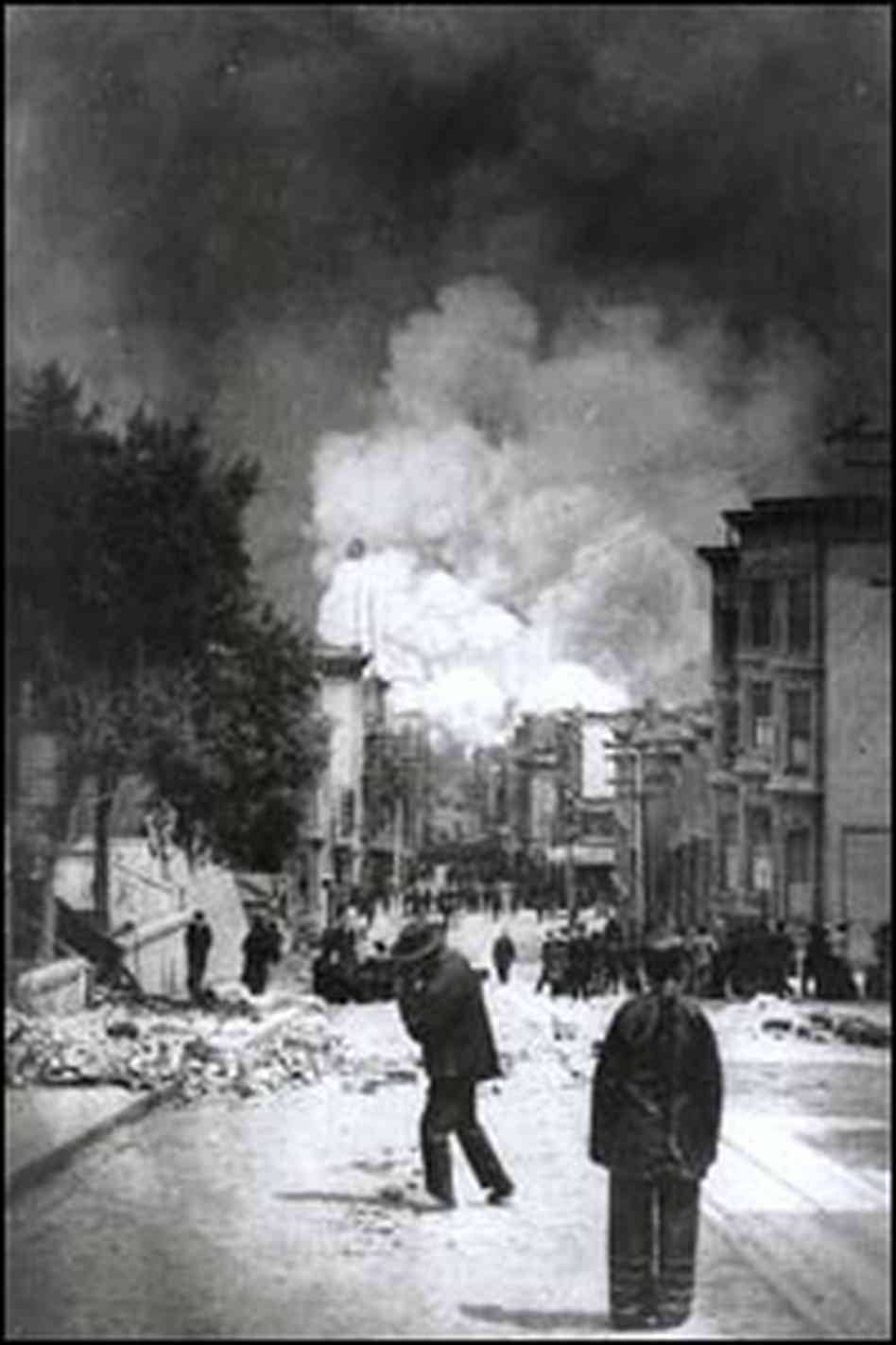 historicaltimes:  Onlookers watch San Francisco’s Chinatown burn after the 1906