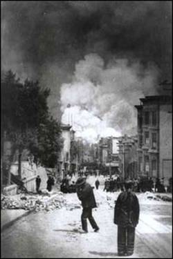 historicaltimes:  Onlookers watch San Francisco’s Chinatown burn after the 1906 earthquake 