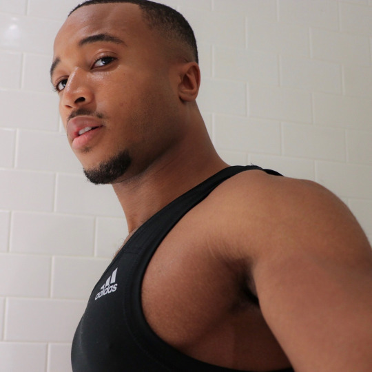 childrenofthehigher:  Noah  This dude….and all that ass! 
