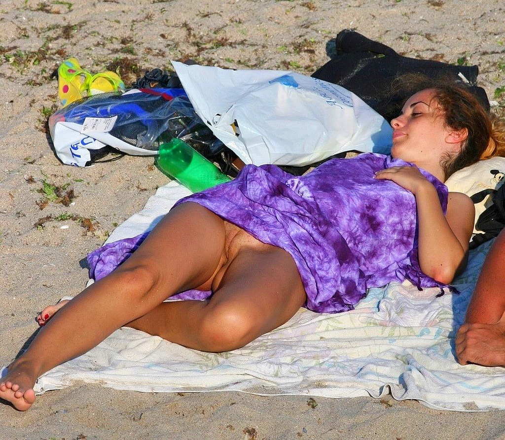 girlsgoingcommando3:  Beach upskirt girlfriend