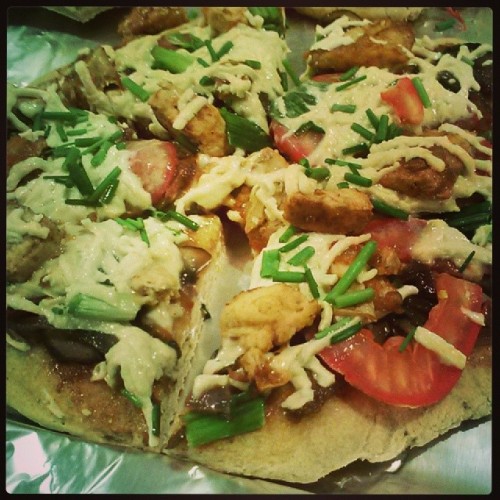 bantambb:
“tonights dinner: #vegan bbq “chicken” pizza. With garlic “butter”, bbq sauce, caramelized onions, mushrooms, Roma tomatoes, green onions, daiya mozzarella, chick’n, and chives. Homemade whole wheat dough (vegan with a vengeance recipe)....