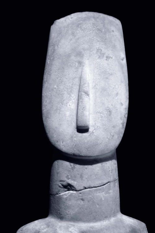 historyarchaeologyartefacts:Detail of Cycladic figurine [3265 x 4898]