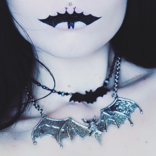 reereephillips:  Batty for bats  More details adult photos