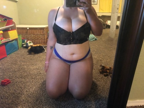 pinklinens:  Excuse my dirty playroom and mirror. But some of you have been requesting some full body shots