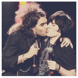 True love haha #kiss #noelfielding #russellbrand